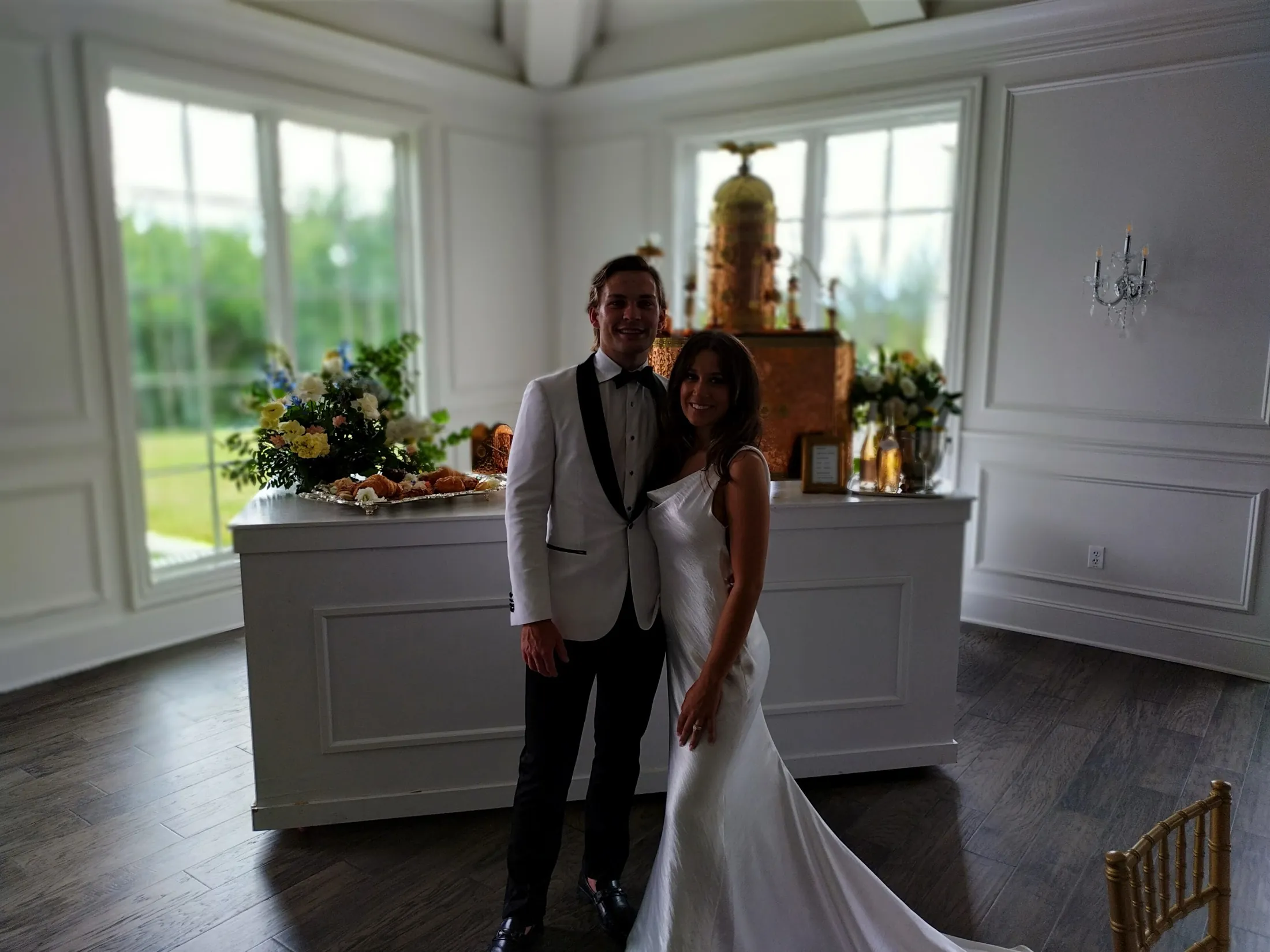 Newlyweds with the Chic Coffee bar behind them